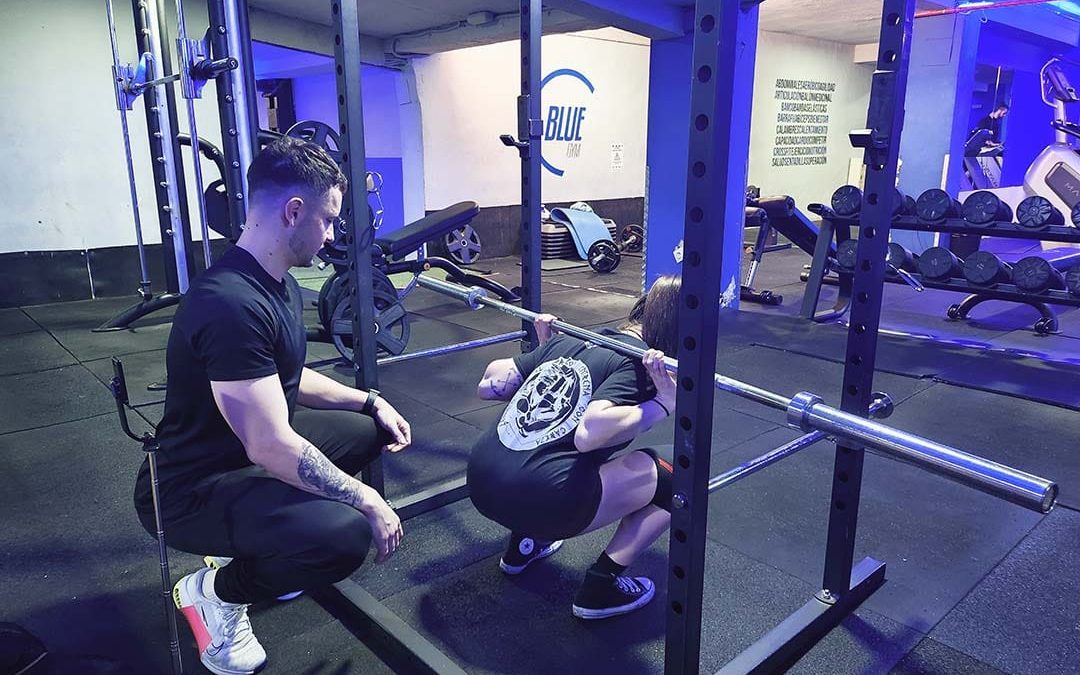 blue-gym-blue-team-personales-certificados-monitor-ayudando-pesas