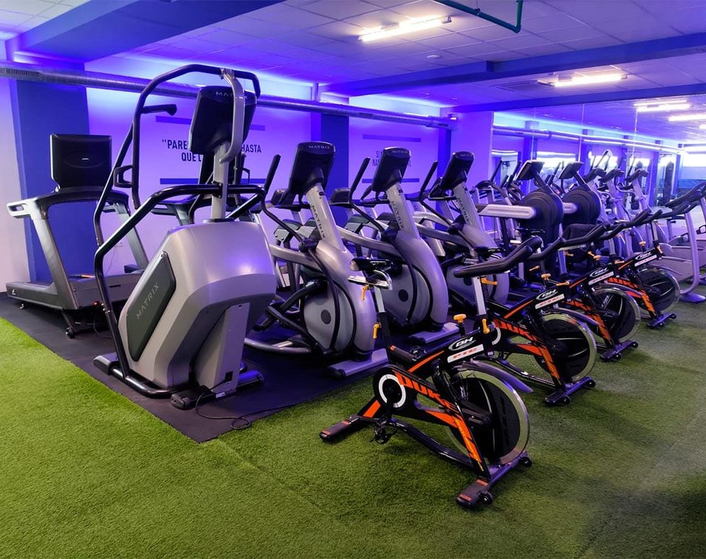 blue-gym-centro-gimnasio-arturo-soria-instalaciones-del-centro-bicis-y-cinta-de-correr