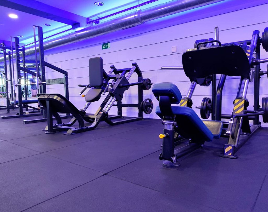 blue-gym-centros-gimnasio-arturo-soria-instalaciones-con-dos-maquinas-peso