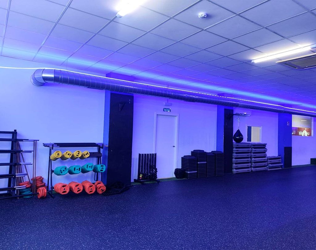 blue-gym-centros-gimnasio-arturo-soria-instalaciones-sala-clase-con-material